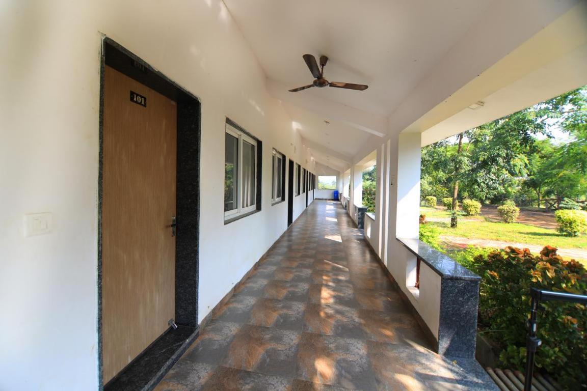 Nisarg Resort Jabalpur Extérieur photo